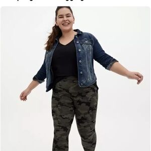 Torrid Crop Signayure Legging NWOT